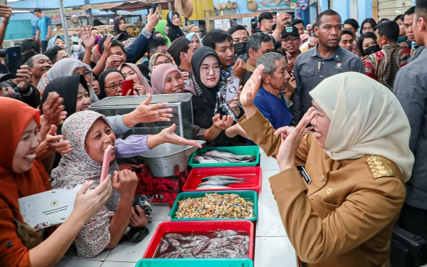 Thumbnail Berita - Jaga Daya Beli Masyarakat, Gubernur Khofifah Pastikan Harga Sembako Terkendali