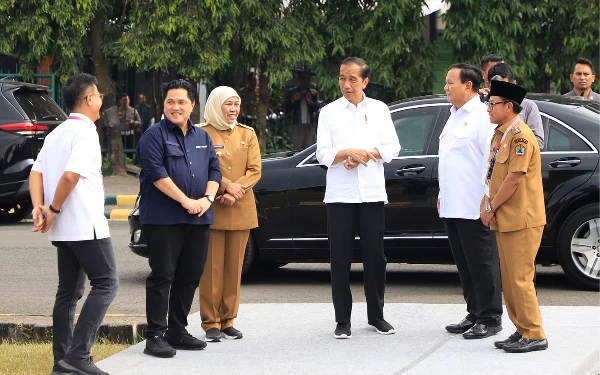 Foto Gubernur Khofifah saat mendampingi Presiden Joko Widodo bersama sejumlah Menteri meninjau harga sembako di Kabupaten Malang, Senin (24/7/2023). (Foto: Humas Pemprov Jatim)