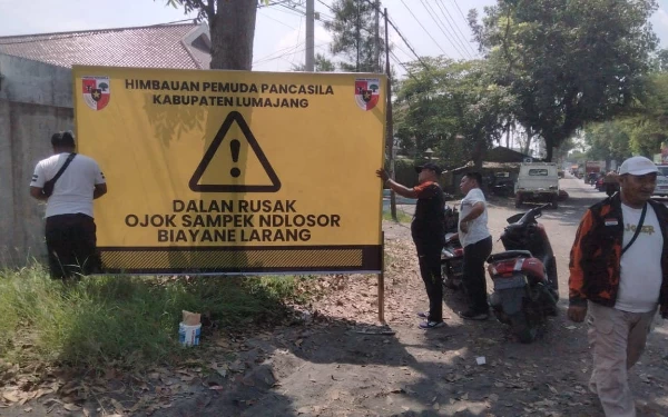 Jalan menuju Pasirian Rusak dan Rawan Kecelakaan, Pemuda Pancasila Lumajang Pasang Banner Peringatan