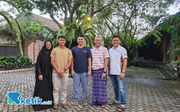 Foto Gus Mujib bersama Mario dan Tim di Ponpes DUA (foto: Ketik.co.id)