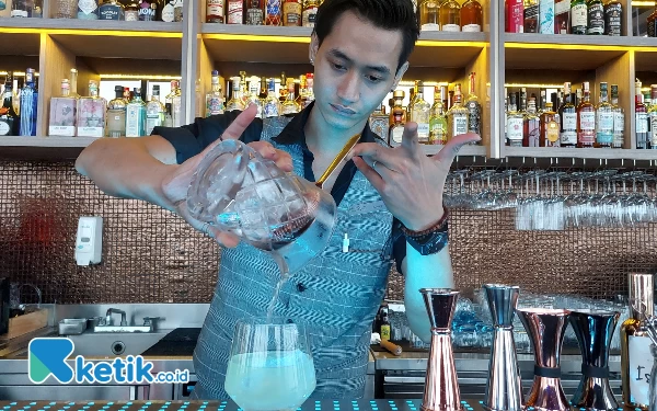 Foto Bartender sedang membuat minuman untuk disajikan. (Foto: Husni Habib/Ketik.co.id)