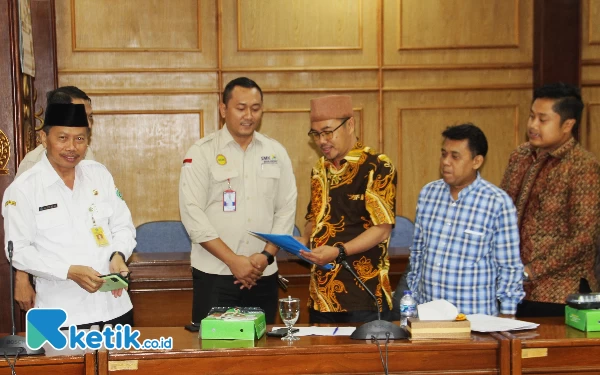 Foto Abdillah Nasih (tengah) menerima berkas aspirasi sekolah-sekolah swasta setelah hearing dengan MKKS swasta, Dispendikbud Sidoarjo, dan Kantor Kemenag Sidoarjo pada Rabu (26/7/2023) di DPRD Sidoarjo. (Foto: Fathur Roziq/Ketik.co.id)