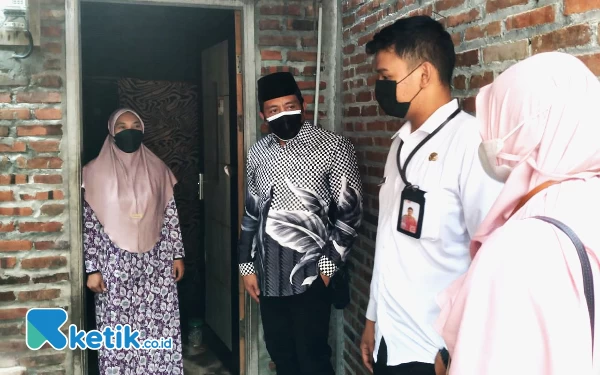 Foto Wakil Rakyat dari PKB Dhamroni Chudlori berbincang dengan Irodatul dan petugas Puskesmas Wonokasian, Kecamatan Wonoayu, tentang pengobatan balita Anisah yang sakit TB.  (Foto: Fathur Roziq/Ketik.co.id)