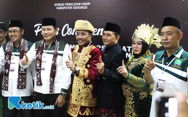 Foto Choirul Anam (kanan) bersama-sama mengikuti pendaftaran bacaleg Pemilu Legislatif 2024 dengan pimpinan DPC PKB Sidoarjo ke KPU Sidoarjo. (Foto: Fathur Roziq/Ketik.co.id)