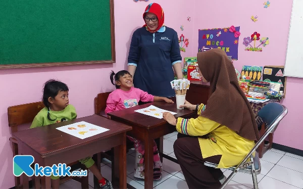 Foto Isrumila saat meninjau proses belajar mengajar di kelas. (Foto: Husni Habib/Ketik.co.id)