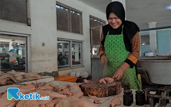 Foto Penjual daging ayam potong Pasar Minulyo, tengah mencacah dagangannya. (Foto: Al Ahmadi/Ketik.co.id)