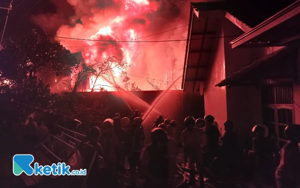 Foto Upaya pemadaman sedikit terkendala akses jalan menuju titik api sempit. (Foto: Pandhu Samudra/ketik.co.id