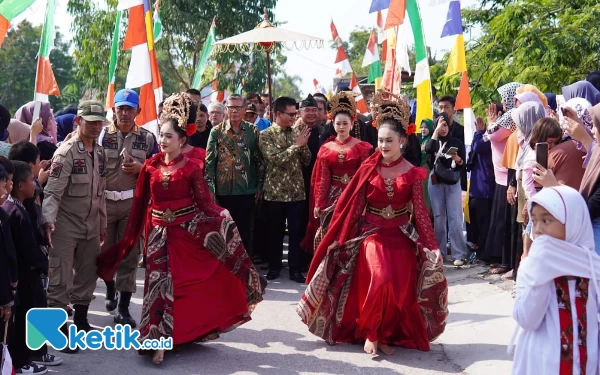 Foto Bupati Bandung Dadang Supriatna saat Hajat Lembur Babakan Jawa Rancaekek, Kamis (27/7/23). (Foto:Iwa/Ketik.co.id)