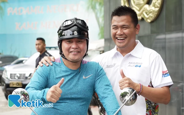 Foto Kiagus Firdaus bersama Kabaharkam Polri Komjen Pol M. Fadil Imran yang juga bapak asuh Mario Aji. (Foto: Ketik.co.id)