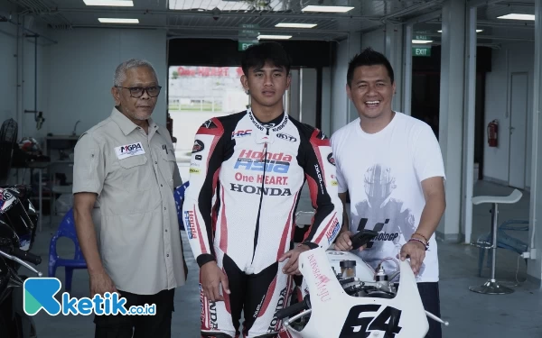 Foto Kiagus Firdaus bersama Mario Aji dan Dirut MGPA Priandhi Satria. (Foto: Ketik.co.id)