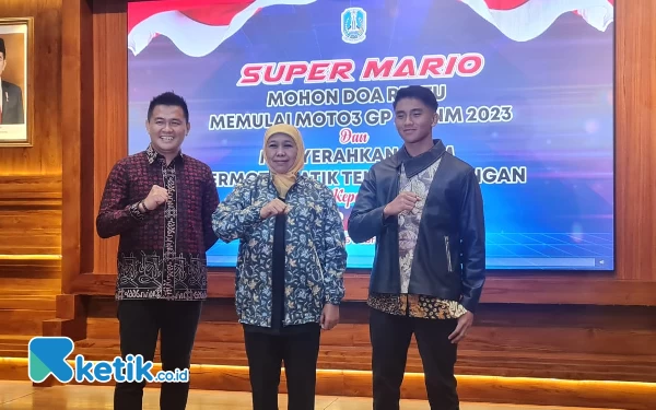 Foto Kiagus Firdaus bersama Gubernur Jatim Khofifah Indar Parawansa dan Mario Aji. (Foto: Ketik.co.id)