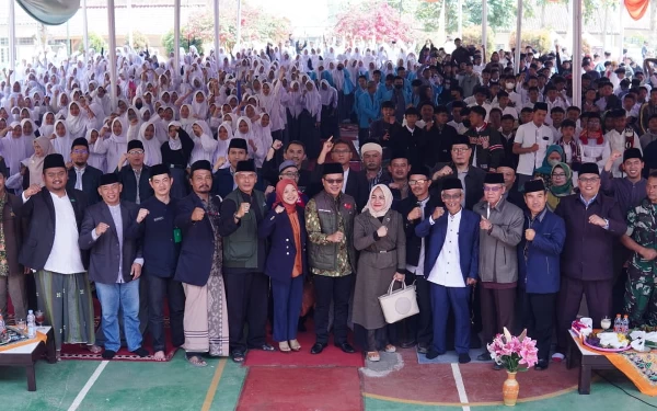 Foto Bupati Bandung Dadang Supriatna saat kegiatan Ajengan Masuk Sekolah di SMAN 1 Kec Pangalengan, Kamis (27/7/23).(Foto:Diskominfo)