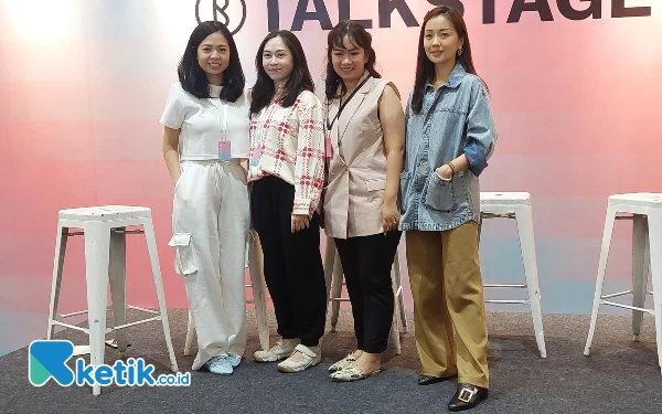 Foto Co Founder Basha Market Christie Erin (kiri) bersama sejumlah sponsor, Jumat (28/7/2023). (Foto: Husni Habib/Ketik.co.id)