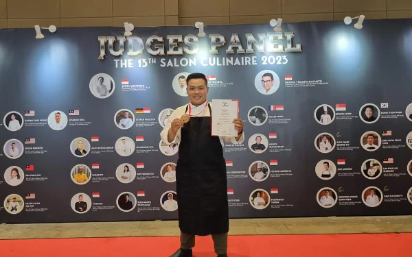 Foto Chef Felix menunjukkan sertifikat juara 13th Salon Culinaire 2023. (Foto:Dok. Grand Dafam)