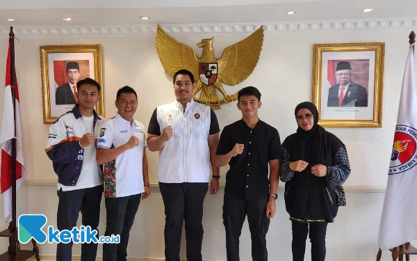 Foto Menpora Dito Ariotedjo menerima Mario Aji didampingi Risworini (Ibu Mario), Risto Ariesta (Kaka Mario) dan Kiagus Firdaus (Manager Mario) di Kantor Kemenpora, Jakarta. (Foto: Naufal/Ketik.co.id)