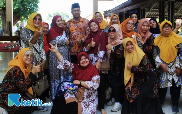 Foto Emak-emak minta foto bersama dengan Gus Muhdlor. Salah satunya, Yeni, warga Jambuhan, Sidoarjo, yang sedang hamil 8 bulan (tiga dari kiri). Dia mengaku ngidam foto dengan bupati.  (Foto: Fathur Roziq/Ketik.co.id)