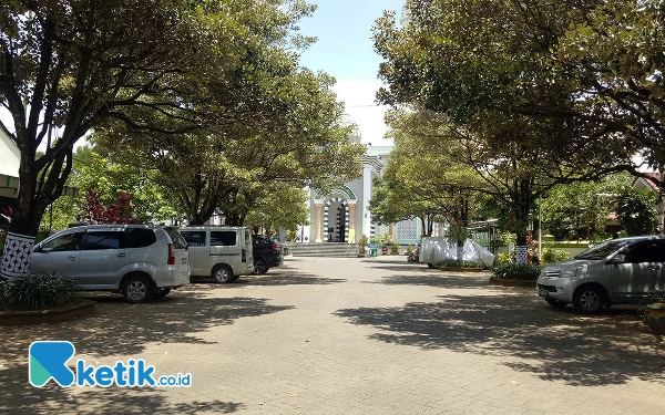 Foto Halaman Masjid Agung Darul Fallah Pacitan, cukup luas untuk digunakan tempat parkir bagi wisatawan yang akan menonton. (Foto: Al Ahmadi/Ketik.co.id).