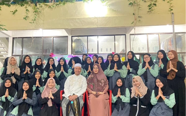 Foto Pondok Pesantren Putri Ma’had El Aviv Jember asuhan Prof. Sholeh Avivi (Foto: Humas Universitas Jember)