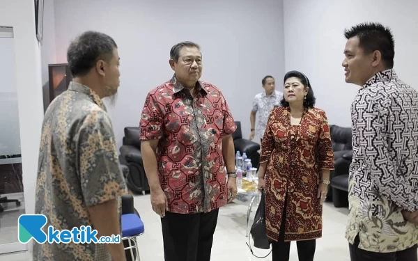 Foto Kiagus Firdaus (kanan) saat berbincang bersama Presiden RI ke-6 Susilo Bambang Yudhoyono (SBY) di Jawa Pos Radar Tulungagung. (Foto: Dok. Ketik.co.id)