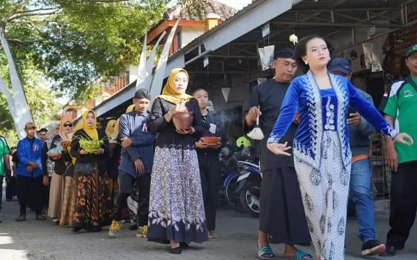 Foto Nampak para peserta upacara, tengah keliling pasar dengan membawa atribut dan makanan khas Jawa Timuran. (Foto: Prokopim Pacitan)