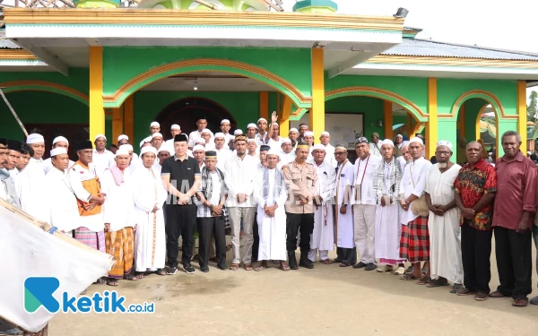 Foto Bupati Freddy Thie dan Wabup Hasbulla Furuada saat foto bersama dengan panitia pembangunan masjid Nurul Anshar di Aer Merah ( foto Humas Pemkab Kaimana)