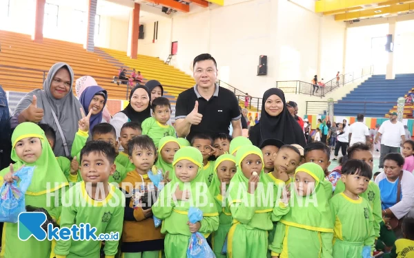 Foto Bupati Freddy Thie foto bersama dengan anak-anak tercinta,(foto Humas Pemkab Kaimana)