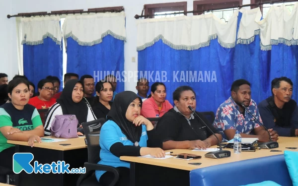 Foto Suasana di ruang rapat kantor dinas perikanan saat mendengar arahan Bupati Freddy Thie di ruang rapat kantor dinas perikanan ( foto Humas Pemkab Kaimana)