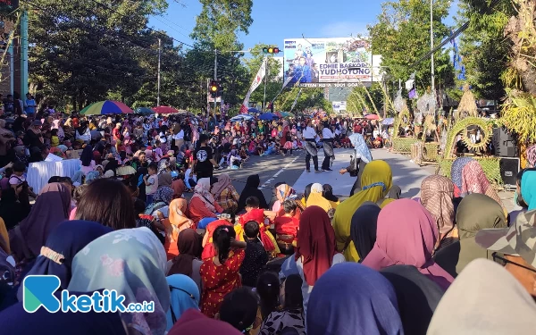 Foto Vanue dipadati penonton, hingga harus berdesakan supaya bisa melihat penampilan peserta. (Foto: Al Ahmadi/Ketik.co.id)