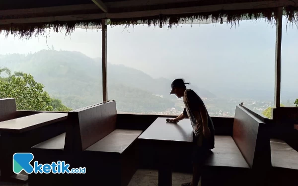 Foto Potret pemandangan Kota Batu dari Umbrella Kopi. (Foto: Sholeh/ketik.co.id)