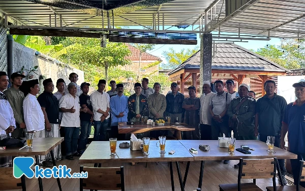 Foto Cak Udin bersama puluhan takmir masjid Malang Raya. (Foto: Nata Yulian/Ketik.co.id)