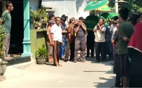 Foto Warga Dusun Beciro, Desa Bakung Tumenggungan, Balongbendo, Sidoarjo, membawa jenazah korban kecelakaan kereta di Jombang ke makam dusun setempat Minggu (30/7/2023). (foto: screenshoot medsos)