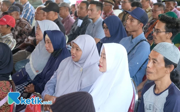 Foto Warga Wonoayu menyimak dengan serius sosialisasi tentang pentingnya mewaspadai investasi bodong dan pinjaman online yang bisa berakibat menyengsarakan warga. (Foto: Tim Indah Kurnia)