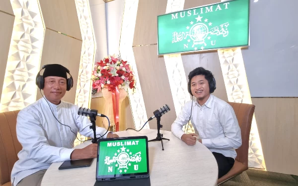 Foto Ketua Kwarda Pramuka Jatim HM Arum Sabil di ruang podcast Gedung Dakwah PW Muslimat Jatim. (Foto: Humas Pemprov Jatim)