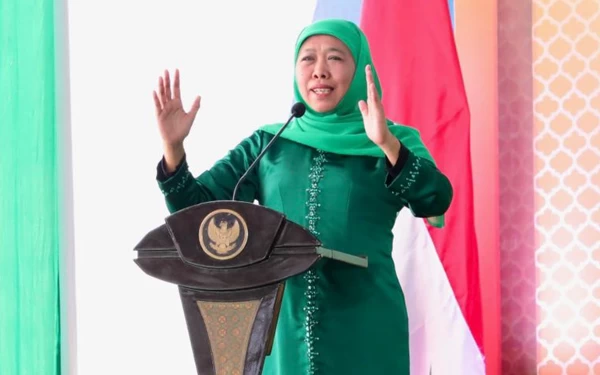 Foto Gubernur Khofifah saat pidato di hadapan kader Muslimat se-Jatim.