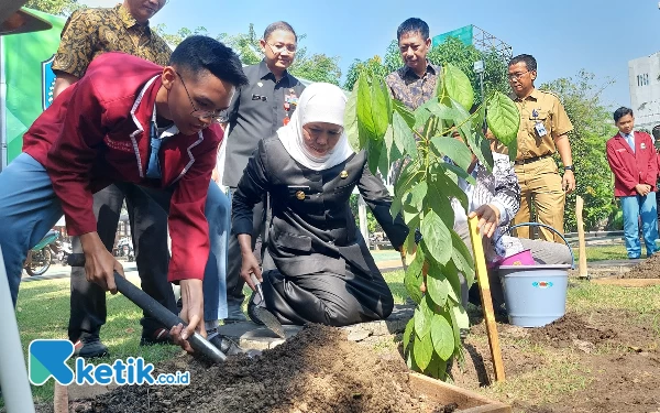 Foto Gubernur Khofifah saat melakukan penanaman pohon. (Foto: Husni Habib/Ketik.co.id)