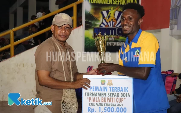 Foto Wakil Bupati Hasbulla Furuada foto bersama dengan pemain Kambrauw FC (foto Humas Pemkab Kaimana)