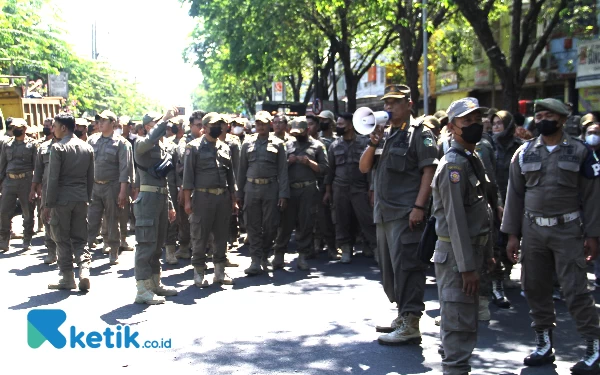 Foto Sekretaris Satpol PP Sidoarjo Yani Setiawan memimpin anggotanya saat melakukan penertiban pedagan secara humanis di Pasar Larangan Senin (31/7/2023). (Foto: Fathur Roziq/Ketik.co.id)