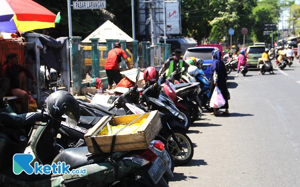 Foto Parkiran sepeda motor di Pasar Larangan, Sidoarjo. Titik lokasi parkir (TLP) di tepi jalan umum menjadi pundi-pundi pendapatan asli daerah di Kabupaten Sidoarjo. (Foto: Fathur Roziq/Ketik.co.id)