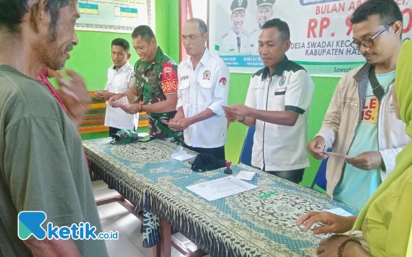 Foto Dokumentasi pembagian BLT desa Sawadai dua pekan lalu (Foto Pemdes Sawadai/Ketik.co.id)