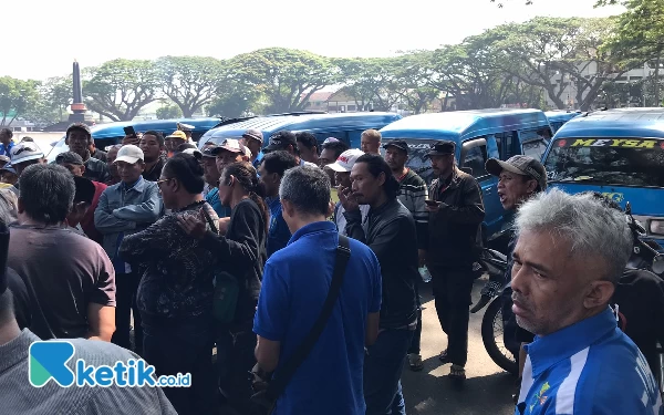 Thumbnail Berita - Sopir Angkot Geruduk Balai Kota Malang, Tuntut Pemberhentian Bus Halokes