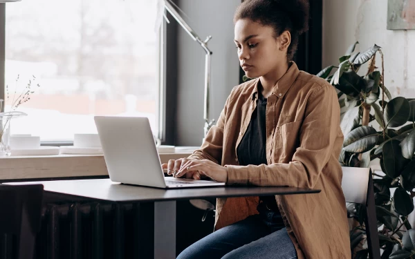 Foto Duduk terlalu lama bisa menyebabkan kram. (Foto: Pexels)