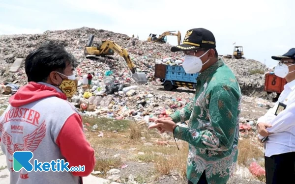 Foto Gus Muhdlor (tengah) menyaksikan kondisi TPA Kupang di Kecamatan Jabon bersama Kepala DLHK Sidoarjo Bahrul Amig pada Selasa (1/8/2023). (Foto: Dinas Kominfo Sidoarjo)