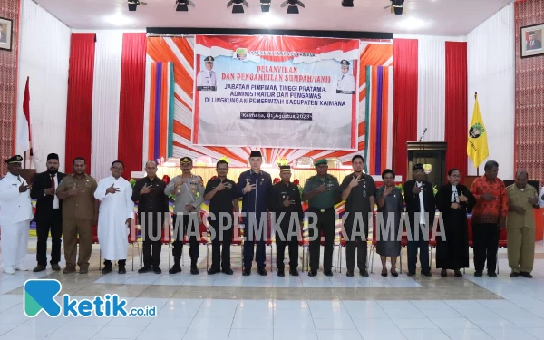 Foto Bupati Freddy Thie foto bersama saat pelantikan pejabat dilingkungan Pemkab Kaimana (foto Humas Pemkab Kaimana)