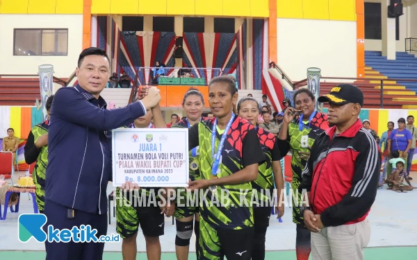 Foto Bupati Freddy Thie dan Wabup Hasbulla Furuada foto bersama dengan Tim putri Juara 1 Ain Nin Ain di GOR Kaimana