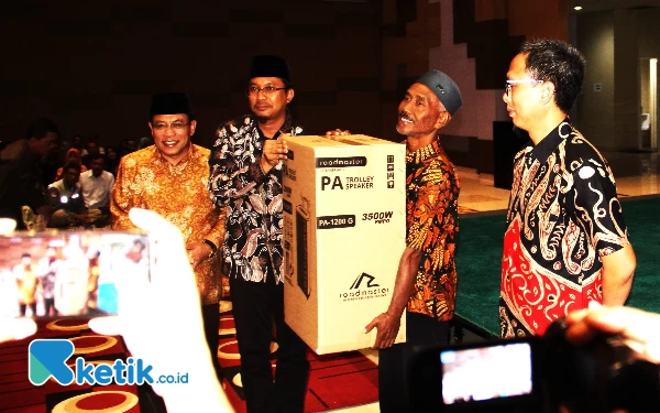 Bagi Sound System Gratis, Gus Muhdlor-H Usman Kuatkan Silaturahmi RT-RT