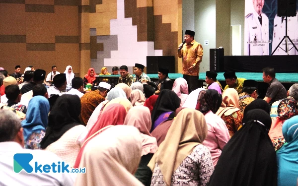 Foto Ketua DPRD Sidoarjo H Usman menyampaikan ajakan kepada ribuan hadirin agar mengintensifkan komunikasi dan mengeratkan silaturahmi warga di masing-masing RT di Gedung Mall Pelayanan Publik (MPP) Sidoarjo. (Foto: Fathur Roziq/Ketik.co.id)