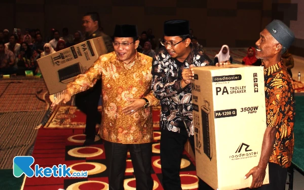 Foto Bupati Muhdlor dan Ketua DPRD H Usman MKes menyerahkan sound system untuk RT secara simbolis kepada pengurus RT dari Kecamatan Sidoarjo. (Foto: Fathur Roziq/Ketik.co.id)