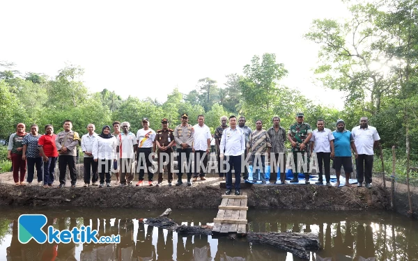 Foto Bupati Freddy Thie saat foto bersama dengan Forkopimda di kampung tanggaromi ( Foto Humas Pemkab Kaimana)