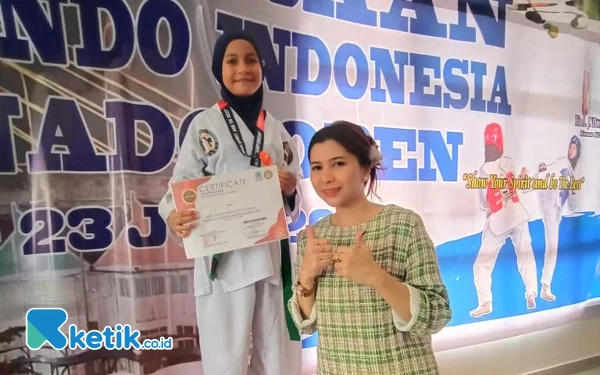 Foto Ketua Umum Pengurus kota Manado Taekwondo, Mona Claudya Kloer Saat berpose bersama Almaidah di Podium Juara (Foto M. Saifulllah)