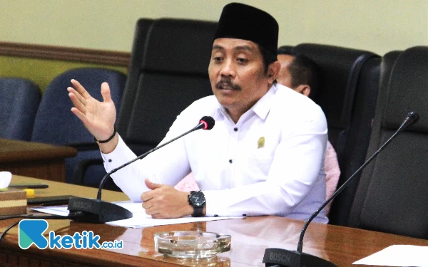 Foto Ketua Komisi A DPRD Sidoarjo Dhamroni Chudlori saat hearing dengan Badan Kepegawaian (BKD) Sidoarjo beberapa waktu lalu. (Foto: Fathur Roziq/Ketik.co.id)